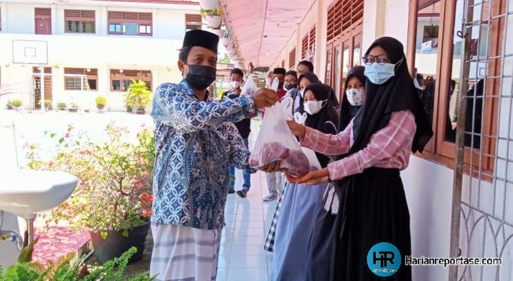 SMA Adidarma Bagikan Daging Kurban Untuk Siswa Dari Keluarga Kurang Mampu