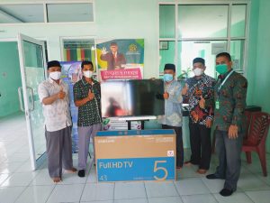 Pegadaian Syariah Blangpidie Serahkan Bantuan Televisi Untuk KUA Susoh