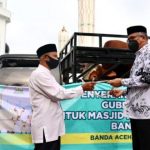 Gubernur Serahkan Sapi Kurban Kepada Imam Besar Masjid Raya Baiturrahman