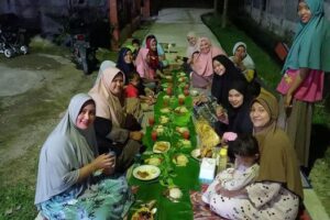 Warga MC.0 Makan Bersama di Jalan
