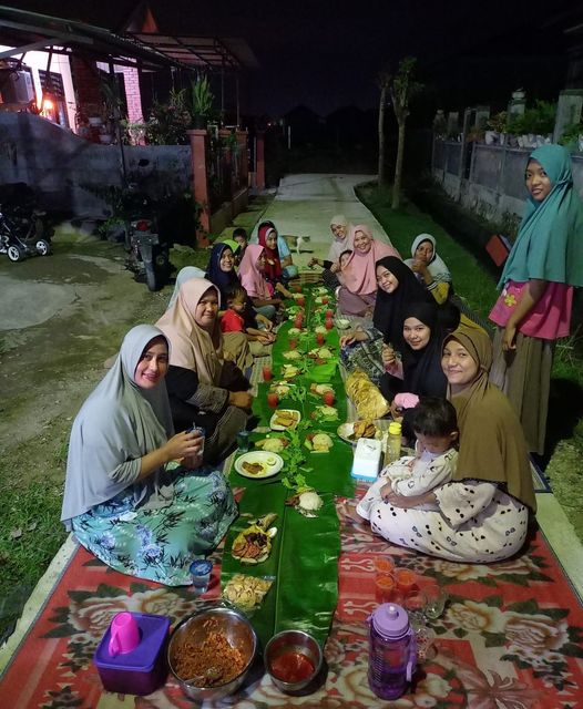 Warga MC.0 Makan Bersama di Jalan