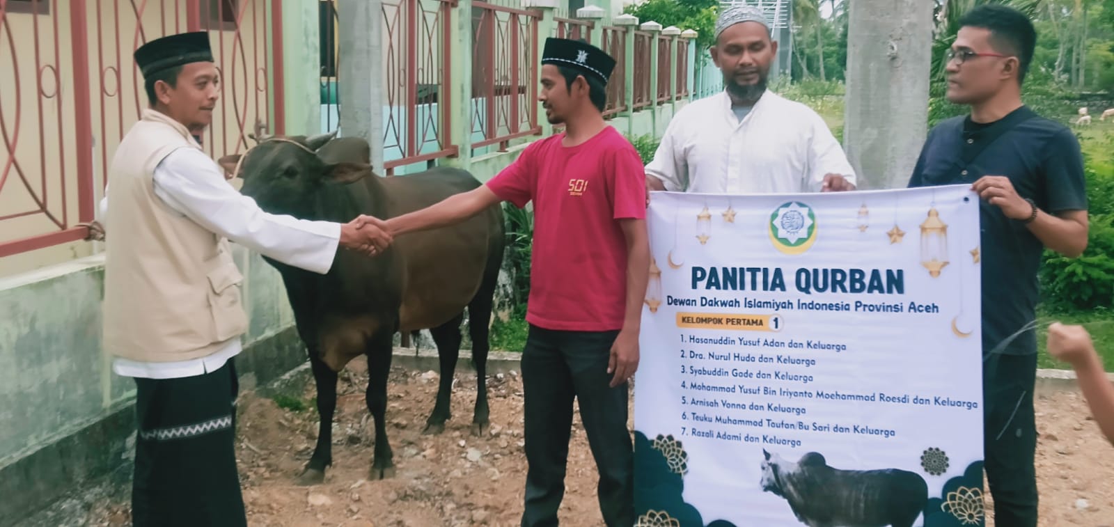 Dewan Dakwah Aceh Serahkan Sapi Kurban untuk Masyarakat Rumpet