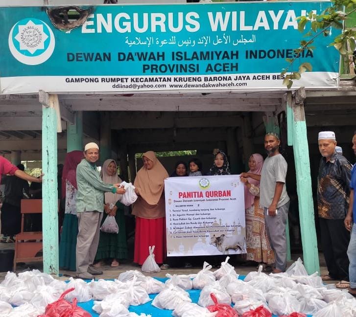 Dewan Dakwah Aceh Salurkan Daging Kurban untuk Muallaf dan Keluarga Kurang Mampu