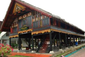 8 Rumah Adat Tahan Gempa, Mana Saja?