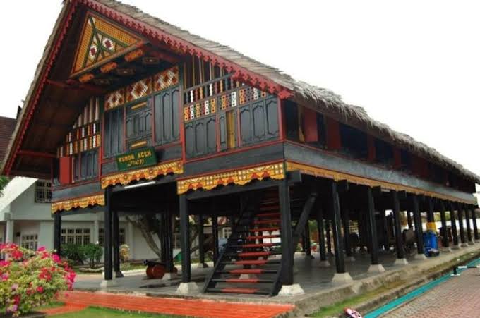 8 Rumah Adat Tahan Gempa, Mana Saja?
