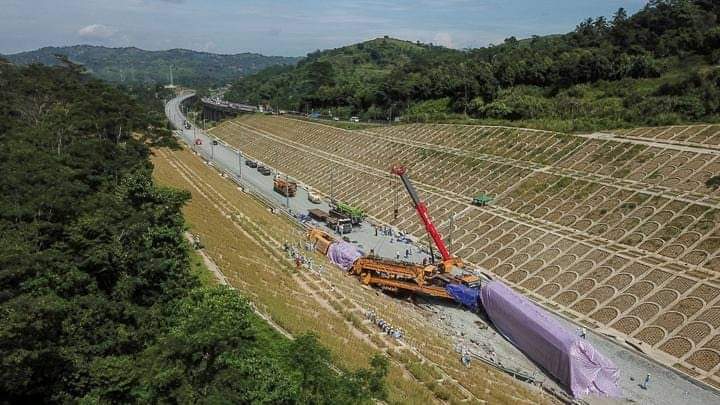 Kereta Api Cepat Proyek Yang Dipaksakan Sejak Awal Kini Memakan Korban, Batalkan!!