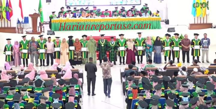 Dua Wisudawan Asal Aceh Selatan Terima Penghargaan Dari Rektor UIN Ar-Raniry