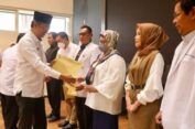 Asisten III Serahkan SK Kerja Dokter Spesialis USK yang Bertugas di RSUDZA
