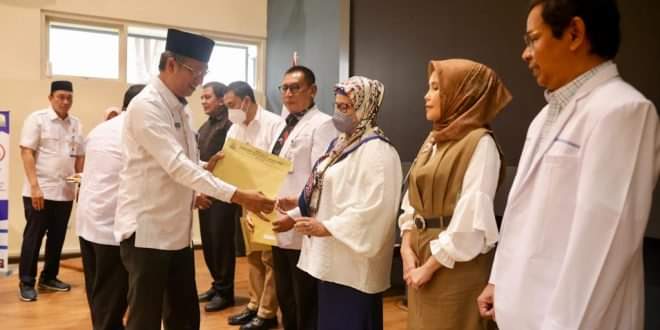 Asisten III Serahkan SK Kerja Dokter Spesialis USK yang Bertugas di RSUDZA