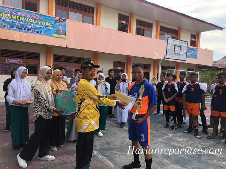 SMPN 8 Banda Aceh Juara Turnamen Voli SMAN 15 Adidarma