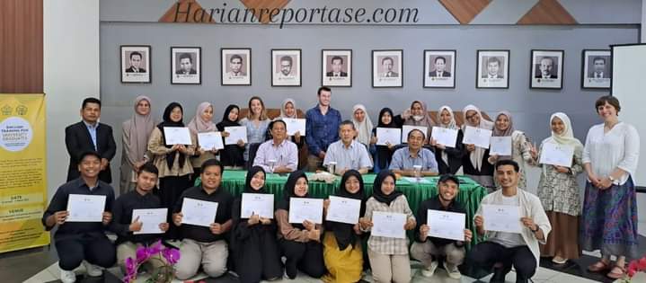 Kegiatan English Training for University Graduates Resmi Ditutup