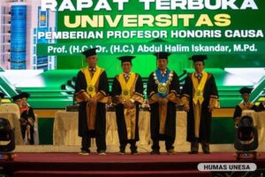 Menteri Desa Raih Gelar Profesor Kehormatan di UNESA