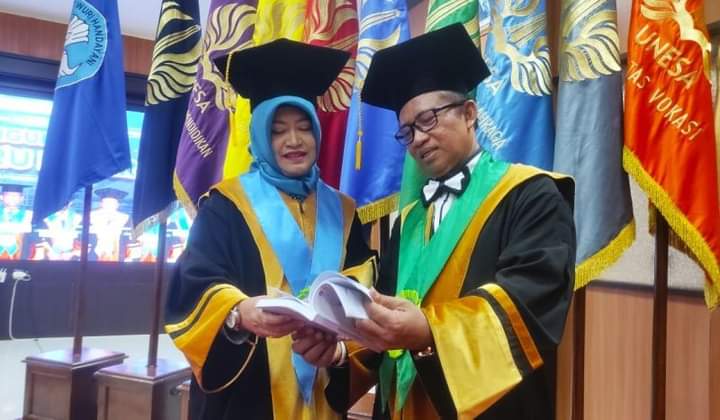 Suami Istri Kompak Raih Guru Besar Bareng di UNESA, Begini Kisahnya