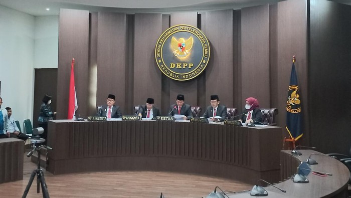 Sidang DKPP, Bawaslu Minta Komisioner KPU Disanksi Sementara