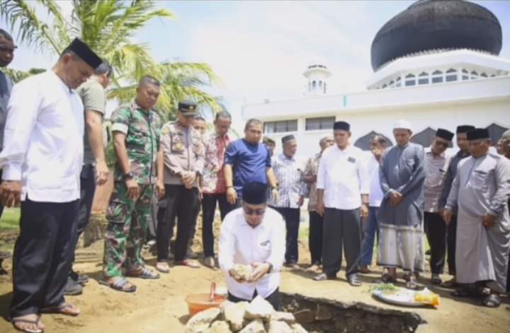 Irawan Abdullah Letakkan Batu Pertama Perluasan Masjid Tgk Chiek Maharaja Ghurah Aceh Besar