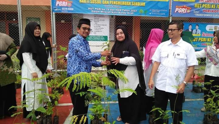 PGRI Kota Banda Aceh Gelar Bakti Sosial dan Penghijauan