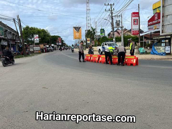 Tekan Lakalantas, Satlantas Polres Aceh Timur Pasang Water Barrier di Simpang Empat Peureulak