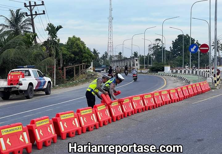 Tumbuhkan Kesadaran Masyarakat Dalam Berlalu Lintas, Satlantas Polres Aceh Timur Kembali Memasang Water Barrier di Dua Lokasi