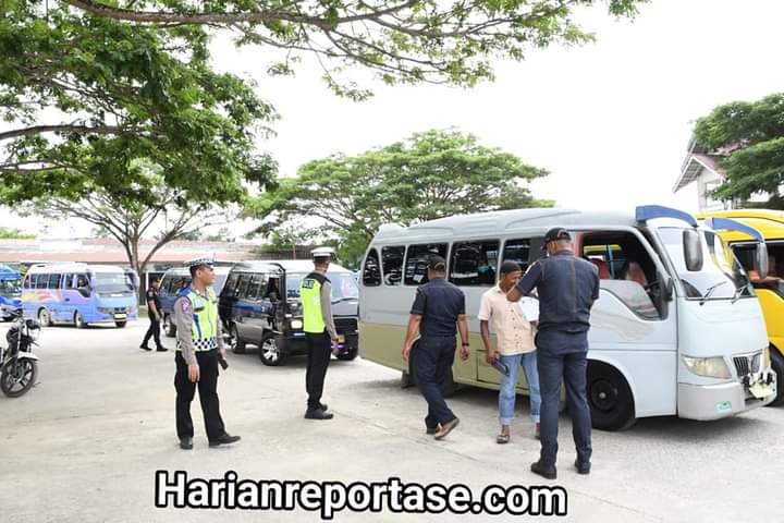Petugas Gabungan Tes Urin Sopir Angkutan Umum di Terminal Peureulak