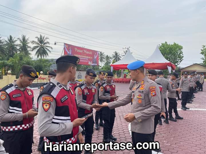 Antisipasi Judi Online, Usai Apel Pagi Plt. Kasi Propam Polres Aceh Timur Mendadak Cek HP Anggota