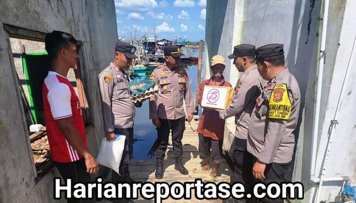 Polsek Julok Serahkan Bantuan Kepada Nelayan dan Warga Pesisir Pantai