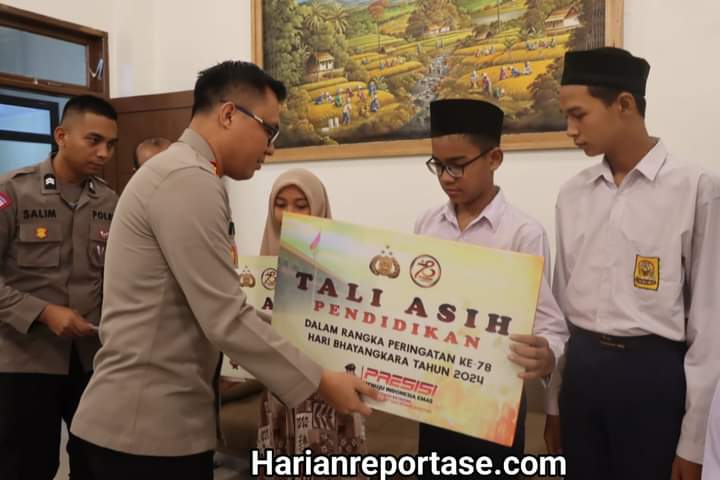 Polres Aceh Timur Beri Tali Asih Pendidikan Kepada Generasi Muda Berprestasi