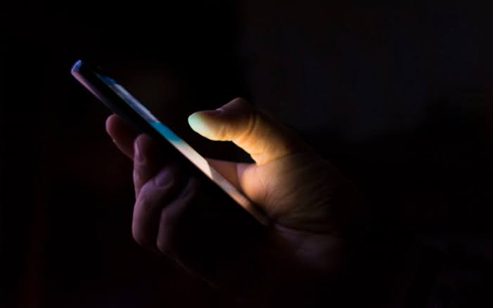 Beberapa Dampak Negatif Buka Handphone Ketika Bangun Tidur