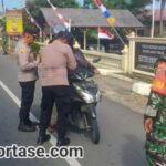 Polsek Simpang Ulim Bagi Gratis 200 Bendera Merah Putih