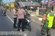 Polsek Simpang Ulim Bagi Gratis 200 Bendera Merah Putih