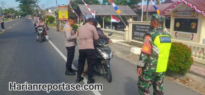 Polsek Simpang Ulim Bagi Gratis 200 Bendera Merah Putih