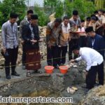 Anggota DPRA Tgk Irawan Abdullah Letakkan Batu Pertama Pembangunan RKB Pesantren Teknologi Modern MBBS