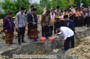 Anggota DPRA Tgk Irawan Abdullah Letakkan Batu Pertama Pembangunan RKB Pesantren Teknologi Modern MBBS