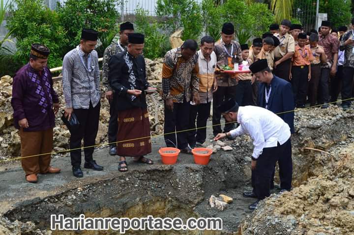 Anggota DPRA Tgk Irawan Abdullah Letakkan Batu Pertama Pembangunan RKB Pesantren Teknologi Modern MBBS