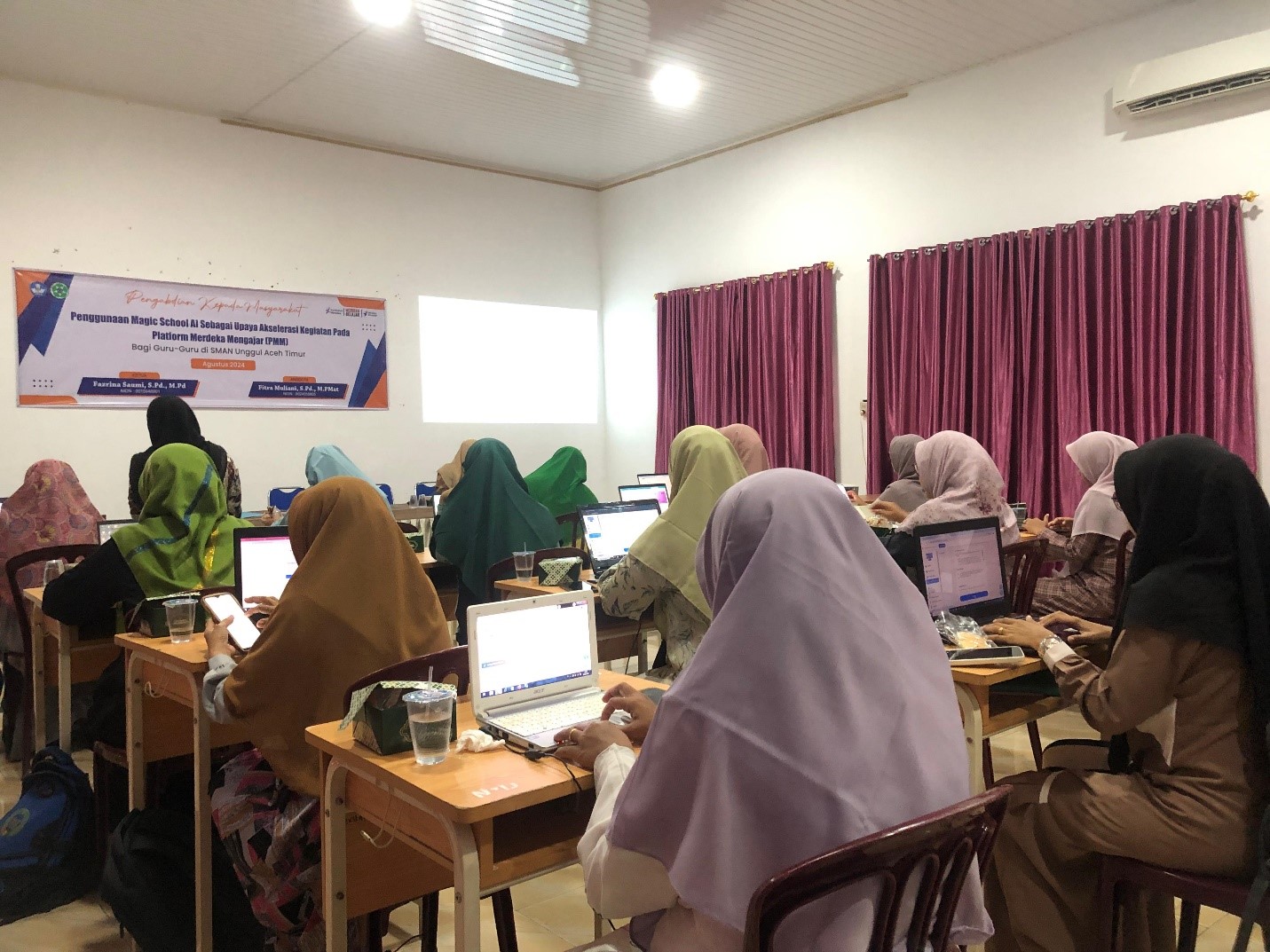 Para peserta sedang menyimak pemaparan dari Tim Pengabdian Kepada Masyarakat (PKM) Universitas Samudra (Unsam) Langsa.