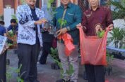 Upaya Penurunan Emisi Global, PGRI Kota Banda Aceh Bagikan 500 Bibit Pohon untuk 60 Sekolah