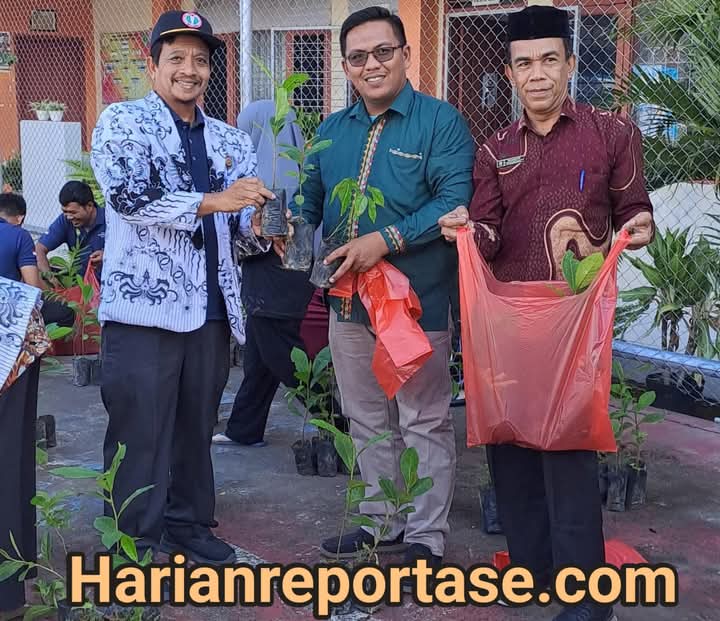 Upaya Penurunan Emisi Global, PGRI Kota Banda Aceh Bagikan 500 Bibit Pohon untuk 60 Sekolah