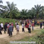 Warga Aceh Timur Blokade Jalan Akses PT Bumi Flora