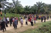 Warga Aceh Timur Blokade Jalan Akses PT Bumi Flora