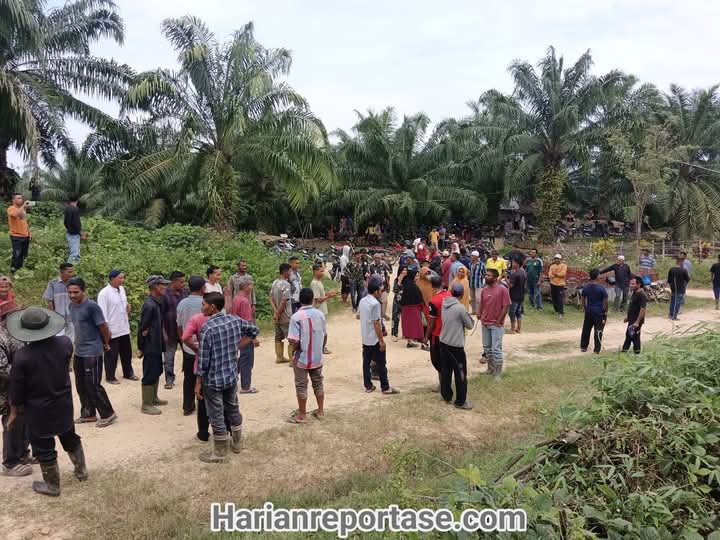 Warga Aceh Timur Blokade Jalan Akses PT Bumi Flora
