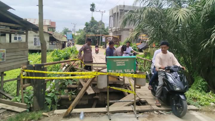 Membahayakan Pengguna Jalan, Polisi Pasang Police Line di Jembatan Ranto Peureulak
