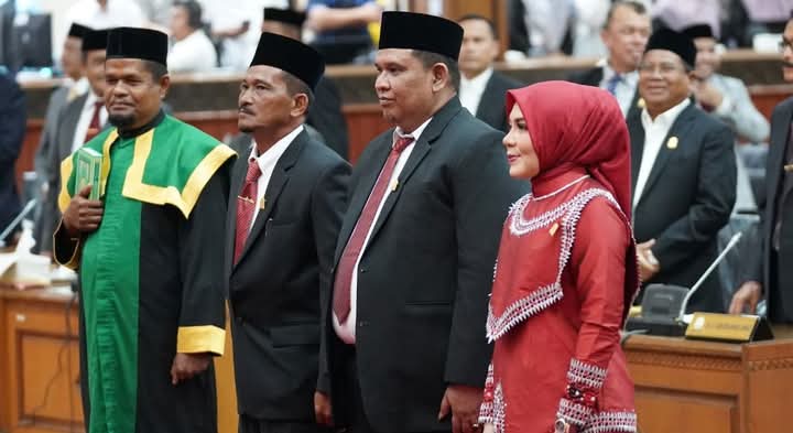 Bunda Salma, Pang Ucok dan Azhar Abdurrahman Resmi Dilantik sebagai Anggota DPRA dari Partai Aceh