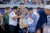 Bupati Al-Farlaky Serahkan SK kepada 219 CPNS: Jadilah Garda Terdepan Pelayanan Publik