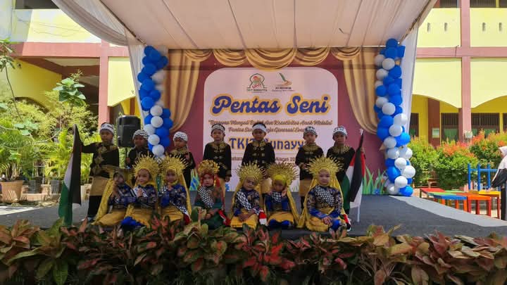 Tampilan tari " Atina Taufuli" untuk anak Palestina