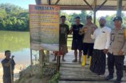 Peduli Keselamatan Warga, Polsek Simpang Jernih Pasang Baliho Imbauan di Dermaga Penyeberangan