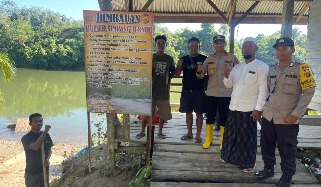 Peduli Keselamatan Warga, Polsek Simpang Jernih Pasang Baliho Imbauan di Dermaga Penyeberangan