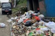 Warga Resah, Sampah Membusuk di Pasar Labuhan Keude Tak Kunjung Diangkut