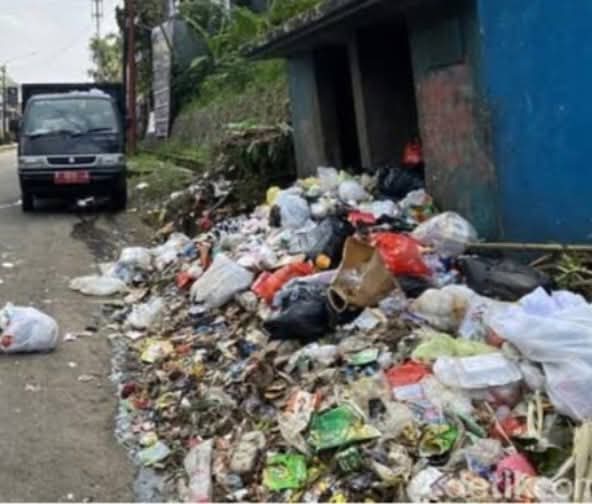 Warga Resah, Sampah Membusuk di Pasar Labuhan Keude Tak Kunjung Diangkut