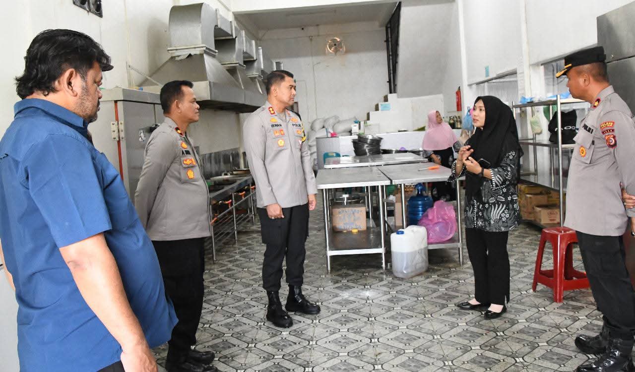 3.641 Warga Peureulak Dapat Makan Bergizi Gratis, Kapolres Aceh Timur Tinjau Dapur MBG