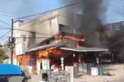 Diduga Karena Puntung Rokok, Rumah dan Bengkel Elektronik di Idi Rayeuk Terbakar