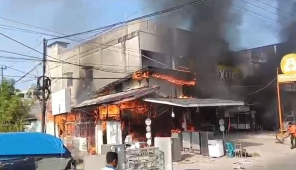Diduga Karena Puntung Rokok, Rumah dan Bengkel Elektronik di Idi Rayeuk Terbakar